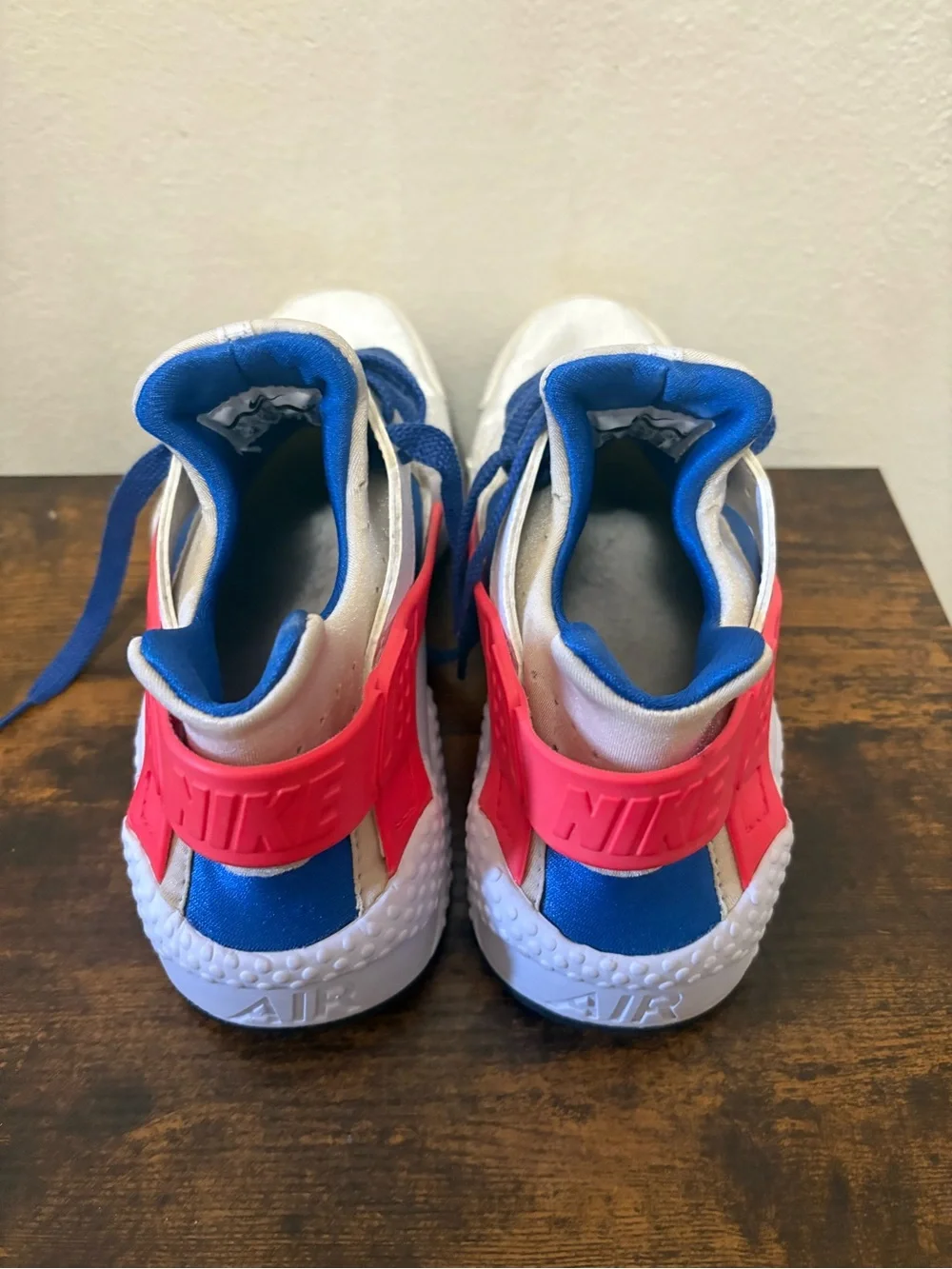 Men’s Nike Air Huarache White red & blue size 8.5 athletic shoes